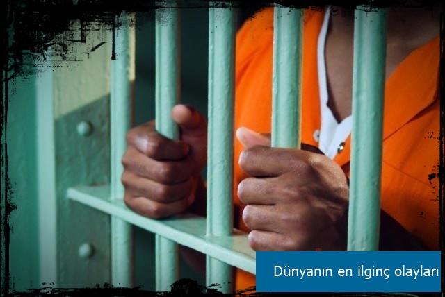 Arizonal bir adam kelepelerle oynarken kendini kelepeledi ve anahtar bulamad... Kendisini kurtarmak iin ilingir armak yerine polisi araynca ba belaya girdi... Onu kelepeden kurtaran polisler denmemi bir kefalet borcu bulunduunu belirleyince onu yeniden kelepelediler...