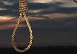 Jake Fen isimli Macar adam eini korkutmak iin kendini asm pozu verdi... Eve gelen es kocasn o halde gornce bayld..Kapy ak gren komsu kadn ieri girince iki cesetle karlatn sanp evi soydu.Topladklari ile karken Jake kadna bir tekme att. Cesedin canlandn sanan kadn korkudan ld..Jake beraat etti..