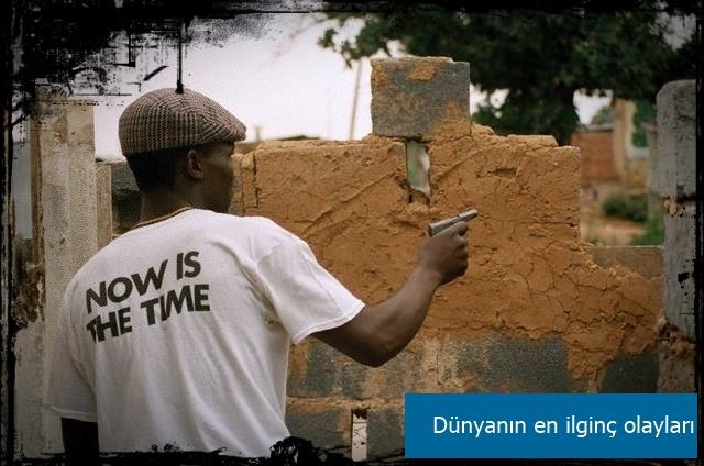 Gney Afrika Johannesburg'da iki adam birbirlerinin kafas zerine koyduklar bira kutularna ate ederlerken birisi arkadann yzne ate etti.Adam ar yaraland.