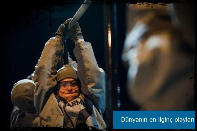 ABD'nin Alabama eyaletinde 25 yandaki bir asker tkrme alkanlnn kurban oldu. Pencerenin kenarna oturarak tkrn byk bir tencere eklindeki sokak lambasna isabet ettirmeye alan asker dengesini kaybedip 11. kattan dt.