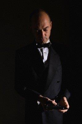 Romollo Ribaldo issizdi. Pisa kentinde oturan 42 yandaki bu talyan bir gn tabanca ile intihar etmeye hazrland. Ei onu engellemek iin dil dkt.. Sonunda Romolo alamaya balad ve intihardan vazgeip silahn yere frlatt. Ate alan tabancadan kan mermi esine isabet etti ve esi ld...