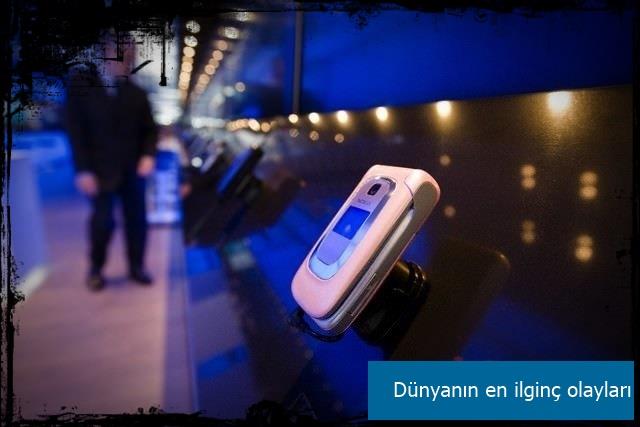 Belika'da La Derniere Heure gazetesinin bir alanna ait 'Nokia 3410' marka cep telefonu konuma srasnda infilak etti. Gazeteci kulandan hafif yaraland.