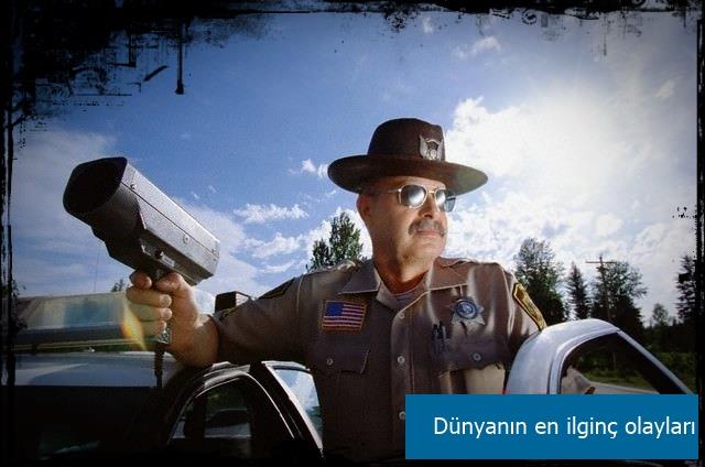 Pennsylvania Radnor'da bir pheliyi sorguya eken polis phelinin kafasna metal bir szge yerletirmi ve tellerle fotokopi makinasna balamt.Polisin Fotokopi makinasnda phelinin yalanlarnn yazdn sylemesi inanan pheli suunu itiraf etti.