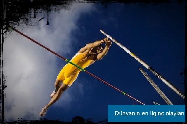 nk at izlemesi gereken btn hakemler srkla yksek atlama yarmasn izlemek iin arkalarn dnmlerdi...