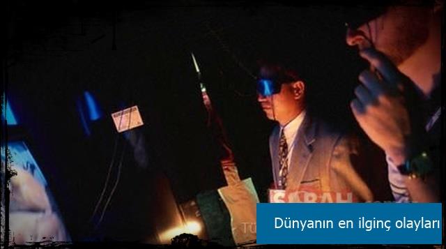 Bir irket alanlarnn i banda gvenli gzlk kullanmalarn tevik etmek iin zel bir film izletti. Kanl i kazalarn gsteren film o kadar canlyd ki 25 kii odadan kat. 13 ii bayld ve iilerden biri sandalyeden ilgin bir durumda derek kafasn yard.