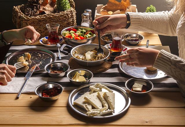 Sahur n, gn iinde enerji stounuzu karlayacak en nemli n olduu iin mutlaka sahura kalkmanz ve sahurda sizi uzun sre tok tutacak besinlerin tercih edilmesi neriliyor. Lif ierii yksek, glisemik indeksi dk ve kaliteli protein ieriine sahip besinler uzun sre tokluk salyor.