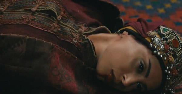 Almla Hatun karakterini canlandran oyuncu Gnl Nagiyeva hakknda sosyal medyada yaplan yorumlarda oyunculuuyla ilgili beeni ve takdirler n plana kt. Yaplan oyuncu karakter analizlerinde Gnl Nagiyeva&#8217;nn dizide iki farkl karakteri canlandrd yorumlar yapld. Almla Hatun&#8217;un derici ticareti yapan, kendisini iyi niyetli gsteren bir ajan. Alangoya ise kin ve nefretten beslenen Mool bir sava.