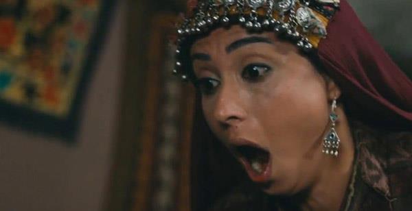 Dirili Ertrul&#8217;un sezon finali yapt 121. blmde, Noyan&#8217;n kz kardei olduu aa kan Almla Hatun, Erturul ve annesi Hayme Hatun tarafndan tuzaa ekilir. Kendisinin deifre olduunu anlayan Almla Hatun, elinde hanerle Hayme Hatun&#8217;a yaklar. Tam o srada Erturul ieri girer. Almla Hatun birden duraksar ve Hayme Hatun, klla Almla Hatun&#8217;u ldrr. Dizide oynad dman Mool ajan karakterinden dolay birok izleyicinin nefretini toplayan Almla Hatun, gsterdii oyunculuk performansyla da izleyicinin beenisini toplad.