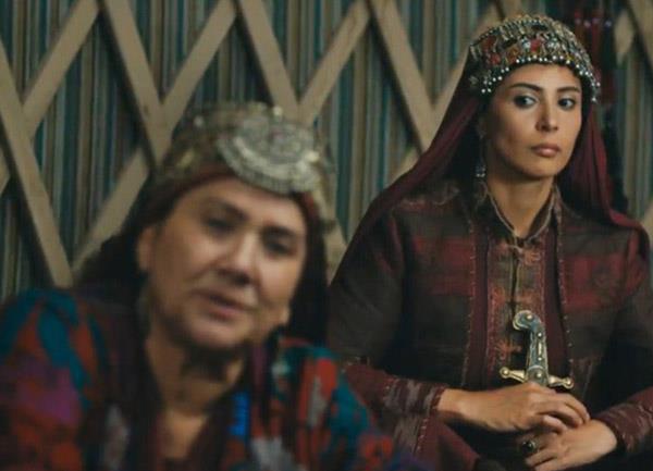 Dirili Erturul&#8217;un sezon finali blmnde ok bir ayrlk yaand. Almla Hatun karakterine hayat veren oyuncu Gnl Nagiyeva, senaryo gerei ldrld. zleyiciler daha uzun sre dizide yer alacan dnd Almla Hatun&#8217;un lmesine ard.