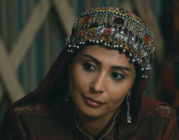 Sezon finali yapan diziye 116. blmde dahil olan Gnl Nagiyeva, oyunculuk performans ve aksiyon sahneleriyle izleyiciden tam not ald. Erturul&#8217;un dman Noyan&#8217;n kz kardei Alangoya (Almla Hatun) karakterini canlandran Gnl Nagiyeva, sava kadn rolyle dikkatleri zerine toplamay baard.