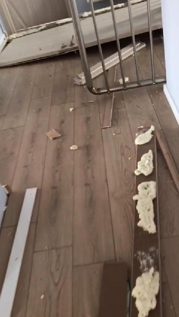 Bunun sonucunda herhalde doal gaz borusu patlyor evin yaklak 500-600 metre aasnda. Asfaltn altnda olduu iin kanalizasyona szyor. Bunlar rutin kontrol edilmesi gerekirken, bunlar yaplmam zaten.