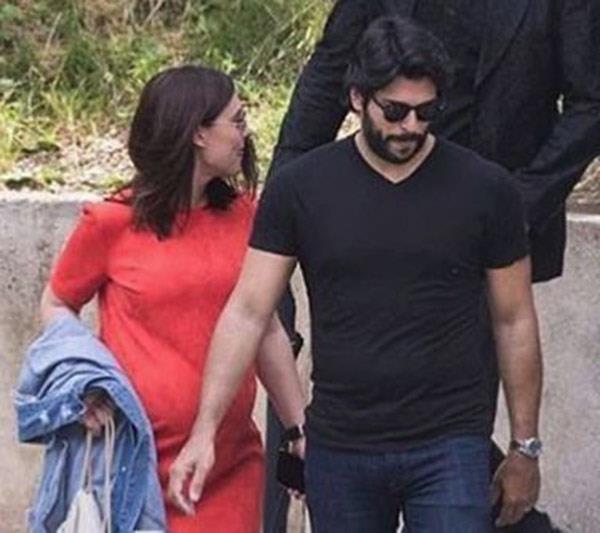 TE BURAK ZVT'N O FOTORAFLARI; Oyunculuun yan sra yapmc kimliiyle de dikkati eken Burak zivit, bu sezon pe pee iki sinema filmini seyirciyle buluturmutu. Yakkl oyuncu, nce 8 haftada sadece 573 bin 605 biletlik gie elde eden 'Kardeim Benim 2' filmiyle, daha sonra ise yapm orta olduu dev bteli 'Can Feda' filmiyle giede byk ok yaamt. Yldz ismin Kerem Brsin&#8217;le baroln paylat 'Can Feda' filmi, 6 hafta kalabildii vizyon yolculuu boyunca sadece 292 bin 437 bin seyirciye ulaabilmiti.