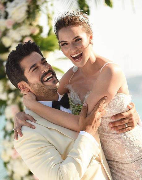 Son dnemde sklkla ei Fahriye Evcen ile arasnnda bozuk olduu ynnde haberler ortaya atlan Burak zivit'in son hali grenleri ok artt. Bir sredir televizyon ekranlarndan uzak kalan Burak zivit'in sal, sakall ve gbekli halleri inanlr gibi deil.