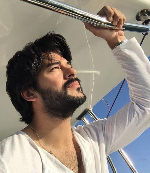 BURAK ZVT DRL ERTURUL'A MI?; Burak zivit&#8217;in, 'Dirili' dizisinin yapmcsyla ileriye dnk projeler zerinde konutuu da gelen bilgiler arasnda.