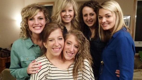 Abby ve Brittany dnyay artmaya devam ediyor. 1990 ylnda Minnesota&#8217;da dnyaya gelen ikizler btn dnyaya damgasn vurmutu.