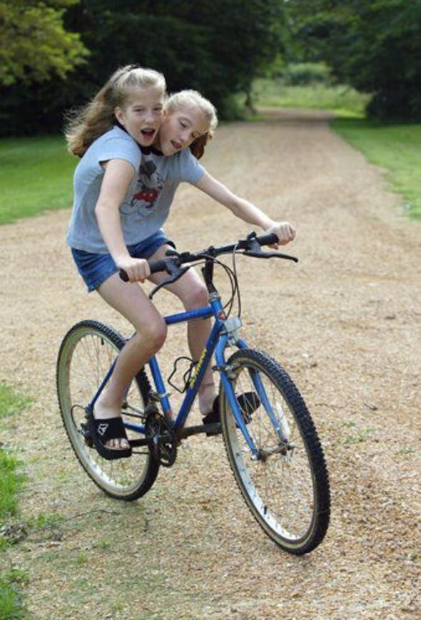 Mucizevi doumun ardndan ikizler televizyon programlarna konuk edildi ve belgesellerde yer aldlar. Aradan yllar geti. imdi Abby ve Brittany 27 yanda.