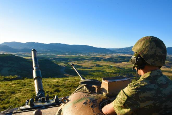 Ya Rabbel alemin, bunlar Bedir'de, Uhud'da, anakkale'de, Kurtulu Sava'nda, vatanlar, milletleri, dinleri ve inanlarn korumak, bu uurda can veren ehitlerimizin okunan Kur'anlar, Yasinler hrmetine ruhlarn ad eyle makamlarn cennet eyle; Bedir ve Uhud ehitleri ile beraber hareyle. Devletimizi milletimizi payidar eyle, vatanmz milletimizi ve tm slam vatanlarn muhafaza eyle. Btn ehitlerimize rahmet ihsan eyle. Kabirlerini pr nur eyle, makamlarn ali eyle, cennetinle, cemalinle merref eyle ya Rabbi."