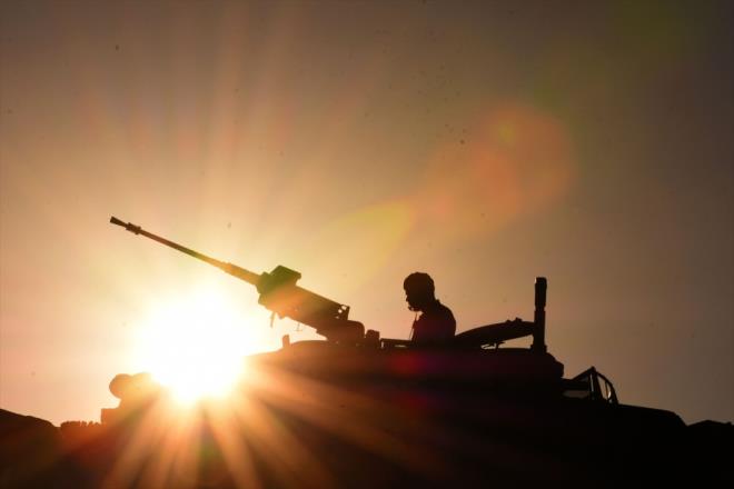 Diyarbakr'n Lice ilesindeki ehit Jandarma Temen Hubeyib Turan s blgesinde Mehmetik, Kadir Gecesi'ni duayla geirdi. Terr rgt PKK'ya ynelik kararllkla yrtlen mcadelede nemli grev stlenen komandolar, gerekletirdikleri hava destekli operasyonlarla terr rgtne dalar dar ediyor.