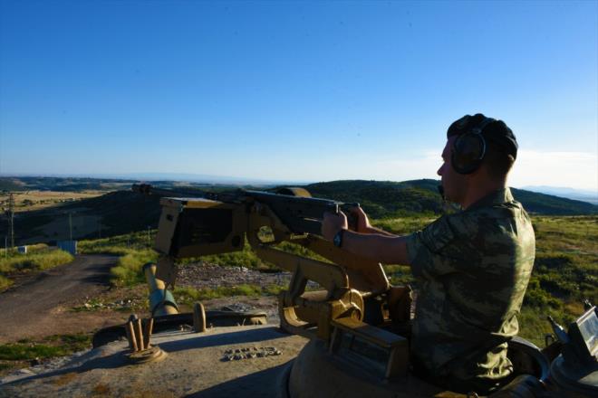 Ramazanda iftar ve sahurunu da s blgesinde yapan komandolar, bin aydan hayrl olan Kadir Gecesi'nde, ehit olan arkadalarnn ruhlarn ad etti. Komandolar, hep birlikte alan iftarn ardndan mescitte cemaatle namaz kld. Namazn ardndan Mehmetikler, ellerini semaya aarak, yle niyazda bulundu: