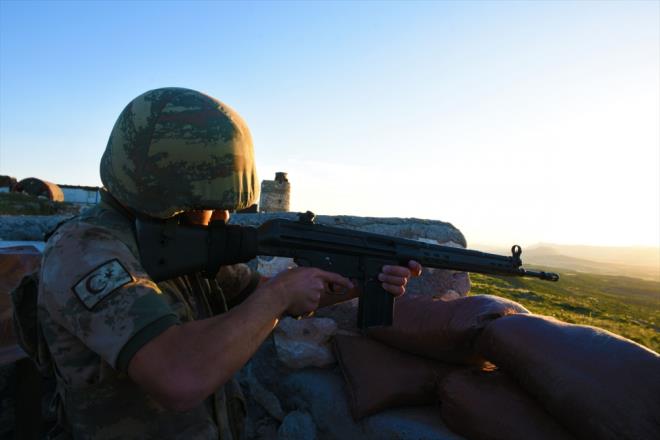 Diyarbakr'n Lice ilesindeki ehit Jandarma Temen Hubeyib Turan s blgesinde Mehmetik, Kadir Gecesi'ni duayla geirdi. Lice ilesi krsalnda oluturulan s blgelerinde grev yapan komandolar, kullandklar son teknoloji silahlar sayesinde terristlere gz atrmyor. Komandolar s blgesinde yaptklar keif ve gzetleme faaliyetiyle Diyarbakr-Bingl karayolunun emniyetini salayarak, vatandalarn gven ierisinde seyahat etmesini salyor.