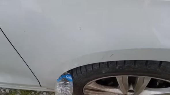 Otomobil hrszlar hemen her gn yeni teknikler gelitirerek hrszlk yapmaya devam ediyorlar. Polis, otomobil hrszlarnn yeni gelitirdii bir yntem hakknda btn srcleri uyaryor. Kullandklar yntem gayet basit. Otomobilin n sa tekerleinin stne plastik ie yerletiriyorlar. Bylelikle ara srcs de ieyi gremiyor. Beklemeye koyuluyorlar.