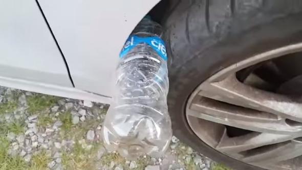 Src, aracn altrrken tuhaf bir ses duyuyor. Plastik ienin varlndan haberdar olmadndan hemen aracndan kp ne olup bittiini anlamaya alyor. Bu srada otomobil hrszlar yeniden devreye girerek planlarn tamamlyorlar. Src, aratan inip arac kontrol ederken otomobil hrszlar da amalarna erimi oluyorlar.