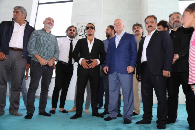 Kyne ayak basar basmaz kyllerinin byk bir ilgisiyle karlaan Nusret Gke, kendisiyle fotoraf ekilmek isteyenleri krmayp herkesle tek tek fotoraf ekildi. Kyde yaayan byklerini de evlerinde ziyaret eden Gke, yaylalardaki temiz havann tadn kard. Yaylada eek binen Nusret, sosyal medya hesabndan yapt paylamlarla da memleketine olan zlemine vurgu yapt.