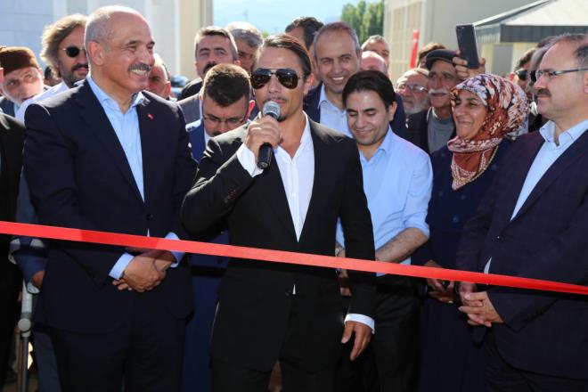 Erzurum Bykehir Belediye Bakan Mehmet Sekmen'in Oltu ta tespih hediye ettii Nusret Gke, akam saatlerinde kylleriyle vedalaarak ehirden ayrld.