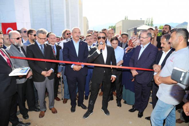 "Erzurum'a Nusr-Et ubesi amay dnr msnz?" sorusuna ise Gke, "Erzurum'da Nusr-Et olmasa da bir Oltu Ca Kebab dkkn aabiliriz" yantn verdi.