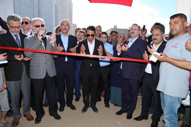 Dualarla al yaplan 'Fatma Faik Gke Cami ve Klliyesi'nin kurdelesini kesen Nusret Gke, kestii kurdele parasyla, mehur tuz serpme hareketi yapt. Geen yl Temmuz aynda temeli atlan klliyenin bu yl Kadir Gecesi'nde aln yapan dnyaca nl et ustas Nusret Gke, "Bugn ok mutlu bir gnmdeyim. Kyme, grm olduunuz bu eseri kazandrmann sevincini yayorum. Buraya anne ve babamn ismini vererek uzun yllar onlarn adn yaatmak istiyorum. nallah iini doldurursunuz. Dualarnzla birlikte daha gzel projelerle Erzurum'a yatrm yapmaya devam etmek istiyorum" dedi.