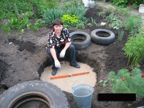 Bu kadn bahesine ss havuzlar yapmak iin kollar svad. nce kafasnda havuzlar tasarlayan kadn ardndan ukur at.