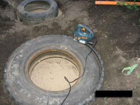 ukurlarn ierisini su geirmez malzemeyle kaplayan kadn ukurlarn ierisine lastik koydu.