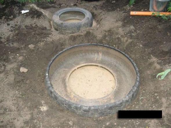 Daha sonra lastiklerin efrafn talarla eviren kadn lastiin ierisine su doldurarak ss havuzunu tamamlad.