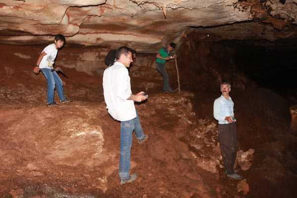 Adyaman'da bugne kadar girilmeyen bir maaraya girerek ierisinde binlerce yarasann ve sarktlarn olduunu kefeden 3 arkada, maarann korunmasn istiyor.