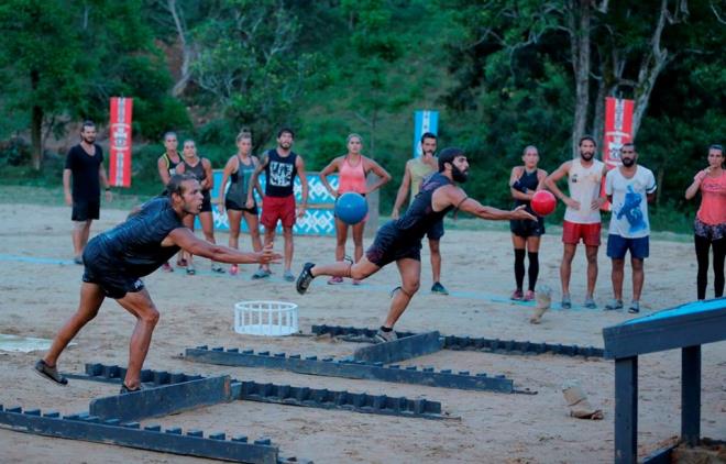 Survivor&#8217;n cumartesi gnk ilk yarmas 10 bin lira hediye eki dll sembol oyunu ile balad. Erkeklerin sembol oyununu kazanan Adem oldu.