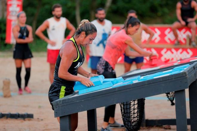 Bayrak yarna kalan ve et rnleri dll ada oyunu ise 10-9 nller takmnn oldu.    Belinden sakatlanan ve hastaneye kaldrlan Turabi ada oyununda mcadele edemedi. Turabi'nin durumu yeni blmlerde netlik kazanacak.