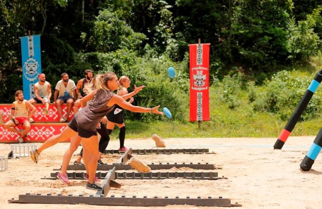 Survivor 96. blmde birleme gerekleti ve bireysel oyunlar balad.    Dokunulmazlk oyununda kadnlar 3 erkekler 4 hak ile yart.