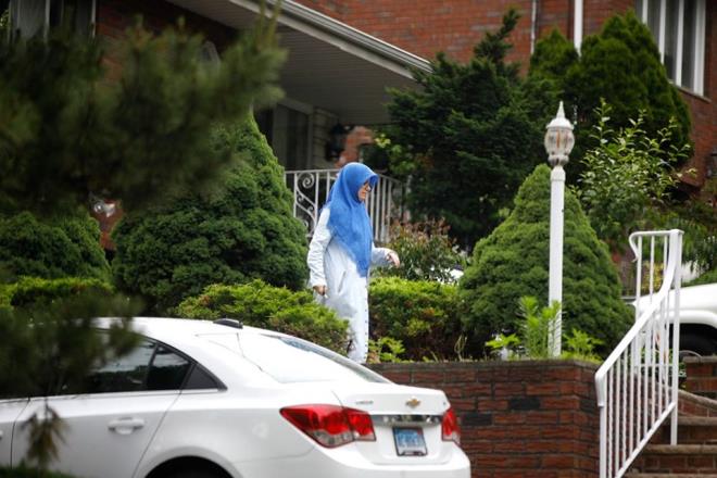 15 Temmuz FET darbe giriiminin kilit ismi firari Adil ksz&#8217;n ei Aynur ksz, ABD'de New Jersey eyaletinin lks blgelerinden Ridgefield semtinde yaad evin nnde Anadolu Ajans ekibi tarafndan grntlendi.