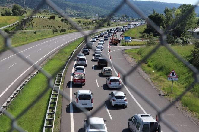 Zaman zaman meydana gelen maddi hasarl ve yaralanmal trafik kazalar da uzun ara kuyruklarna neden oluyor.