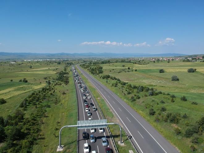Trafik ve kara yollar ekipleri, yolun ulama kapanmamas iin aralksz almalarn srdryor.