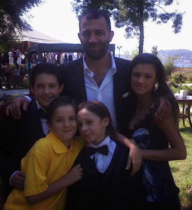 Hayatmza 'Zeli' karakteriyle giren Ysra Geyik kameralarn nnde byyen bir oyuncu. Arka Sokaklar'n kadrosuna dahil olduunda sadece 16 yanda olan gen oyuncu artk 28 yanda! Kk yalarda tiyatro eitimi alan gen oyuncu Ysra Geyik, 14 yandayken oyunculuk ajansna kaydoldu.