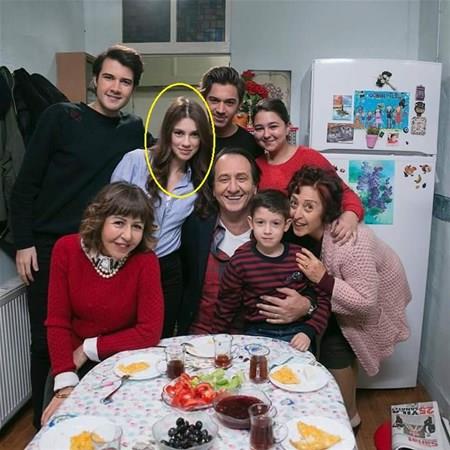 2003-2006 yllar arasnda Yabanc Damat gibi yapmlarda kk roller alm olsa da, biz onu 12 senedir rol ald Arka Sokaklar dizisiyle tandk. Dizide zgr Ozan tarafndan canlandrlan Hsn oban karakterinin kz Zeliha (Zeli) oban' oynuyor. Gzel oyuncu diziye baladndaysa henz 16 yandayd.