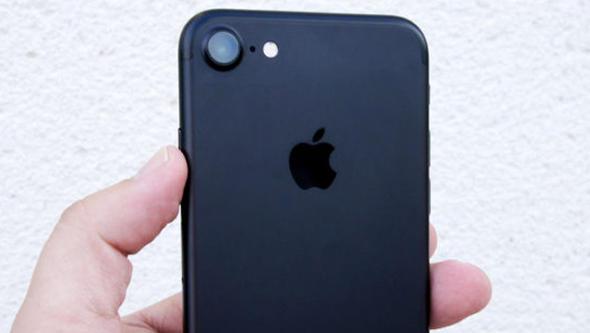 Pek ok kii dikkat etmiyor; ancak iPhone'unun arkasnda kamerann yannda bulunan deliin ne ie yaradn pek bilen yok. Peki bu minik delik ne ie yaryor dersiniz?