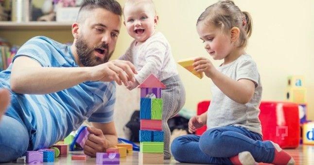 likinizi glendirmek iin oyun oynayn: Oyun oynamak zellikle 3-6 ya grubu ocuklarn en byk ihtiyacn oluturuyor. Oyunu, bir zaman geirme arac olarak deil, ocuunuzu daha derinden kefetmek, onunla ilikinizi glendirmek iin bir frsat olarak kullann. Onun i dnyasn zenginletirici serbest oyunlar ve eitici kurall oyunlar oynamann ayn zamanda okula gitmeyen ocuklarnn da ileriki okul dnemlerinde kendini daha iyi ifade etmelerini destekleyeceini unutmayn.