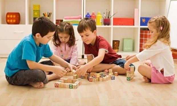 Yaratcln gelitirin: Yava yava sembolik oyunlarn olutuu bu dnemde, yazn ocuunuzla yaratcln gelitirecek mesleki canlandrma (doktorculuk, tamircilik, retmencilik vb.) oyunlar oynayabilirsiniz. Bunun iin kostmler, tamir oyuncaklar, doktor oyuncaklarndan faydalanabilirsiniz. Grup bilincini gelitirmek iin i birlii odakl oyunlara yer verin. Birlikte lego veya ahap bloklarla bir ev yapabilir; byk kat zerine ailece birlikte bir &#8220;yaz&#8221; resmi izebilirsiniz. Bu sayede bir yandan da ocuunuzun el-gz koordinasyonunu glendirmi ve ince motor becerilerinin gelimesini desteklemi olursunuz.