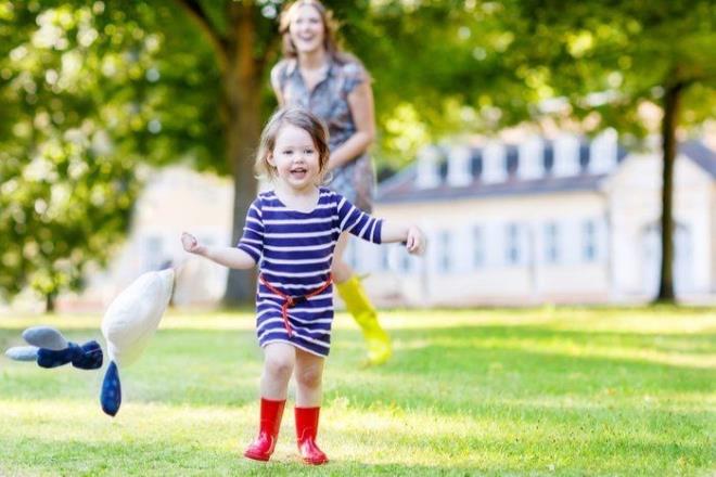 Ak havaya kn: ocuunuzun kaba motor becerilerini gelitirmek iin de yaz en byk frsat. Bisiklet, paten, ikili top oyunlar, kurall yakalama oyunlar ocuunuzun bedenini glendirirken, d dnyada kendisine fiziksel bir alan amasna yardmc edecektir.