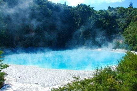 Trkiye'deki kaplca sularnn Salk Bakanlnca oluturulan Tbbi Deenlendirme Kurulu tarafndan incelendiini ve ifa zelliklerinin belirlendiini anlatan lter, endikasyonu belirlenen kaplca sularnn kullanlaca tesislere, l Salk Mdrlklerince nce tesisin inasna ynelik tesis izni, inas daha sonra iletme izni verildiini aktard.