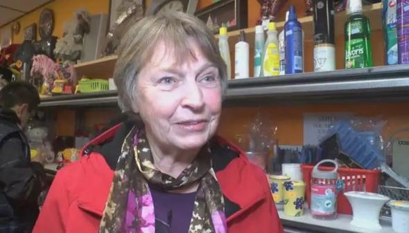 Kanadal Loretta Simms bit pazarndan kulak temizleme ubuu ald. Kendisini byk bir srprizin beklediinden habersizdi. Loretta Simms bit pazarna gidip vakit geirmek istedi. Burada grd kulak temizleme ubuklarn satn ald.