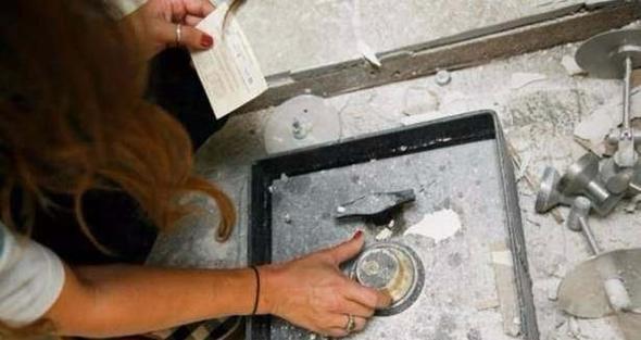 ABD'nin Phoenix kentinde maddi skntlar nedeniyle evlerinde balattklar tadilatta mutfak ksmna gelen ift byk bir srprizle karlat. Mutfakta 50 yllk ifreli bir kasa bulan ift kk bir servetin de sahibi oldu.