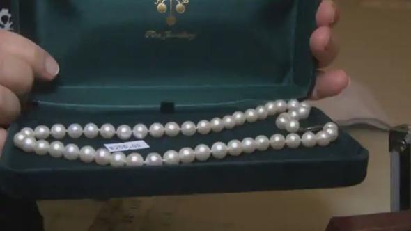 Bulduu yzkleri geri getiren Loretta&#8217;nn yaptna satc minnettar kald. Yzkler satldktan sonra bir hayr kurumuna balanacak.